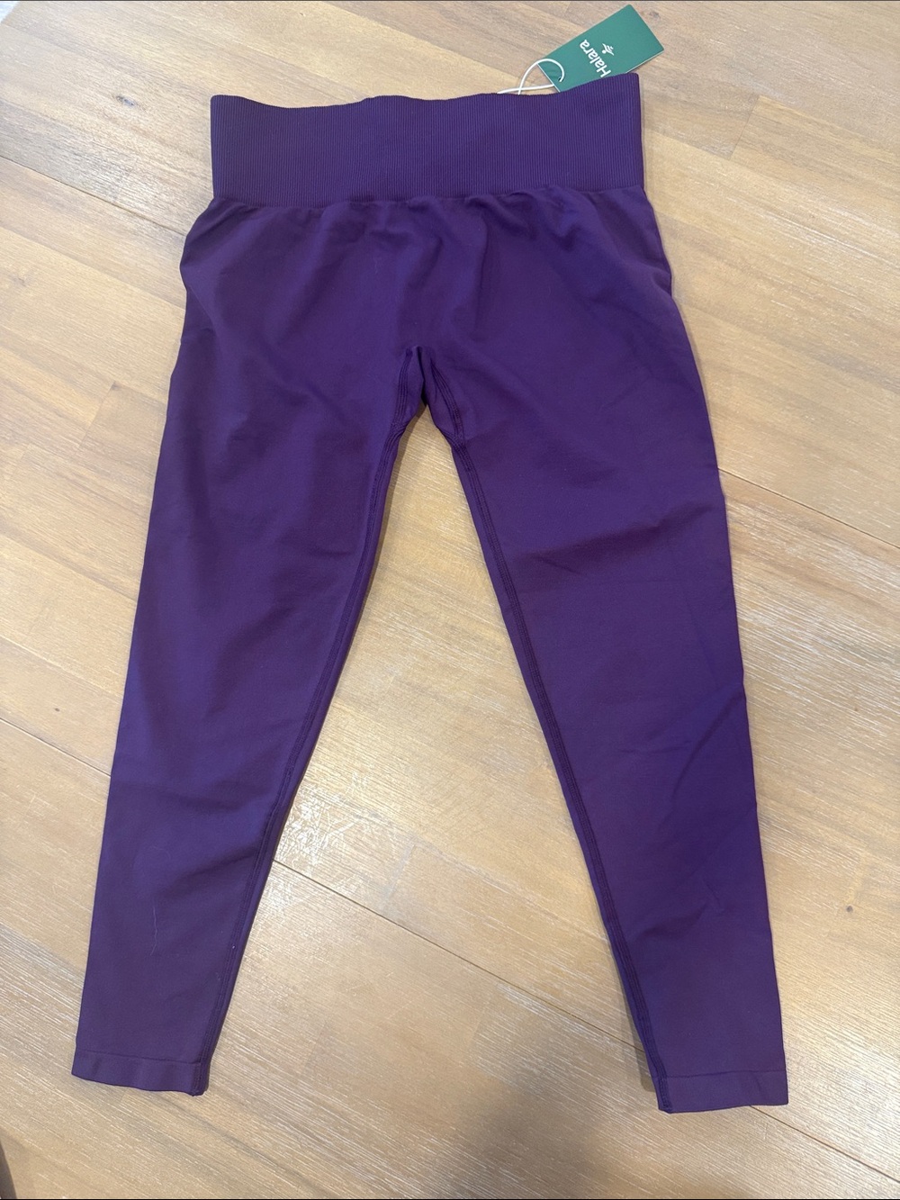 HALARA Oneform Seamless Flow
Mid rise Tummy Control Size:
M Color: BlackBerry
